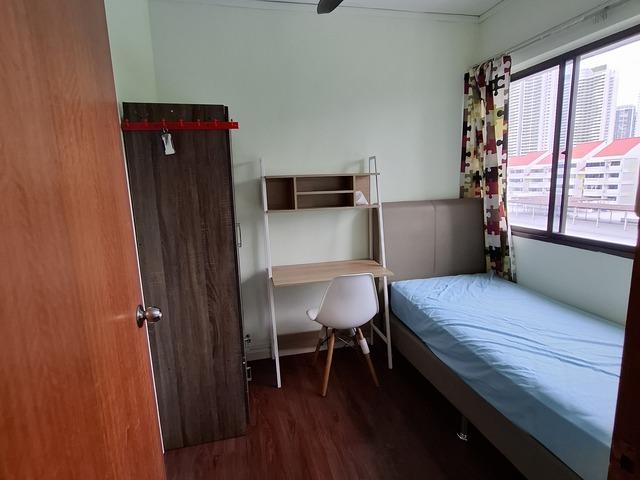 SMALL COMMON room, NO OWNER STAY
