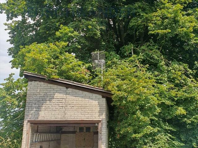 Small house in the meadow to renovate on very large plot | dreamo. Ch