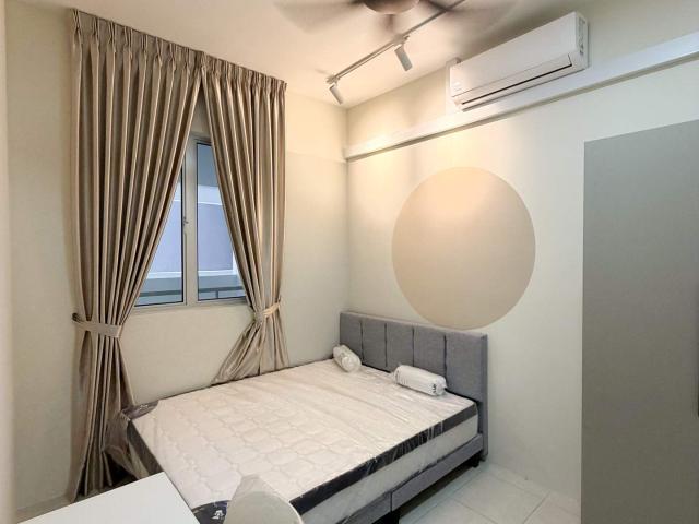 Small Middle Room for Rent