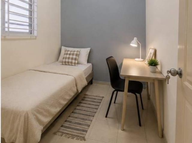 ==Small Room==for rent at Taman tasik Puchong, Town house @ Town Villa