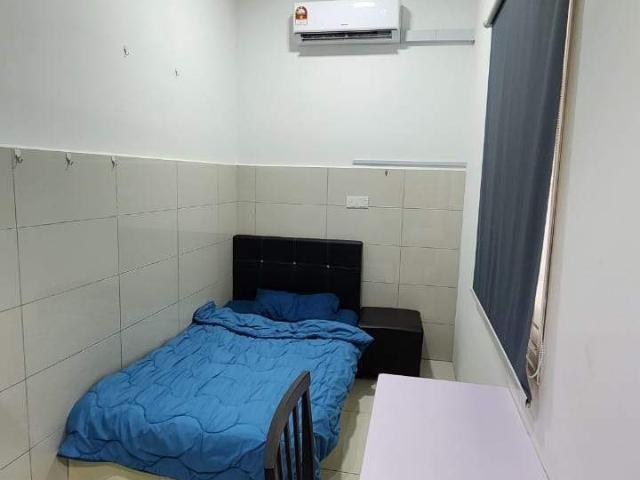 Small room with internal window at The Havre