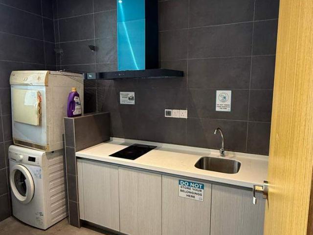 Small room with single bed @ Old Klang Road, 1min walk to Bus Stop