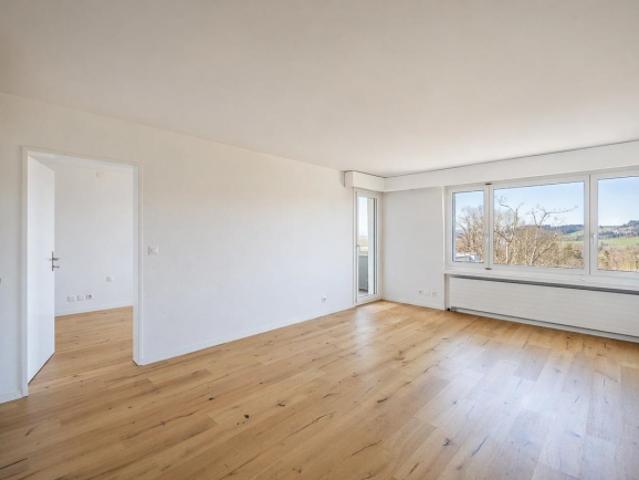 Smart Wohnen 2.5 Zi. Wohnung mit Balkon und Lift