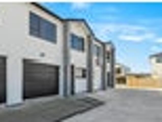 Smart, Low Maintenance 3 Bedroom Townhouse!