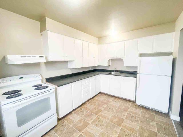 Smith Apartments Studio Apartment for Rent at 2121 Smith St, Regina, SK S4P 2P3 Transitional