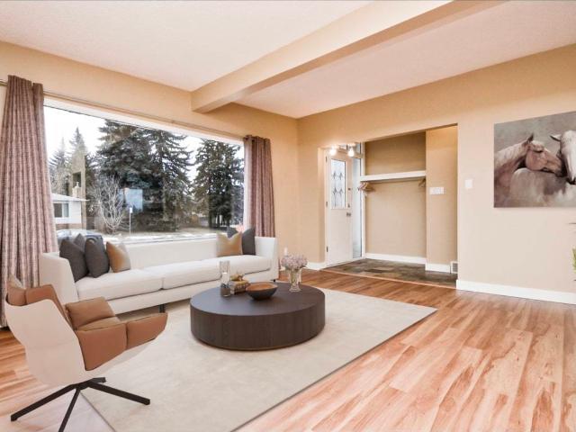 S/M/L DOGS & Cats OK. South Central Main Floor 1.5 Bath DOUBLE GARAGE