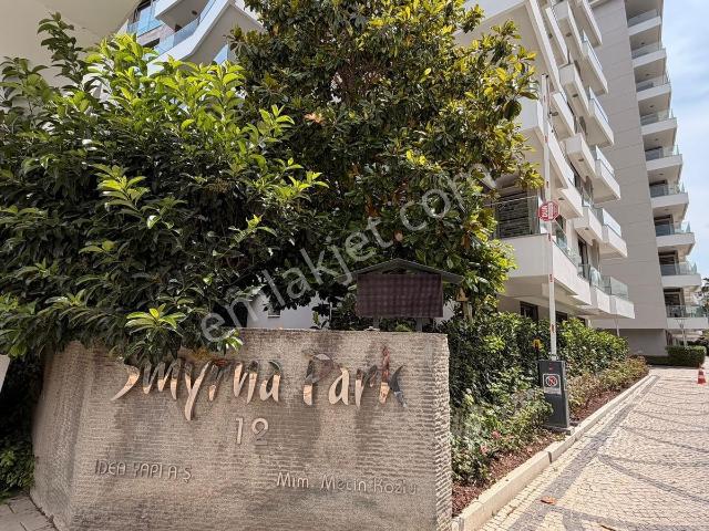 Smyrna Park Sitesinde 6+1 Satılık Bahçe Katı Resindence Daire