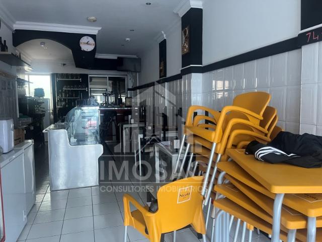 Snack Bar / Cafe junto à Junta de freguesia na Mina de Água, em Amadora
