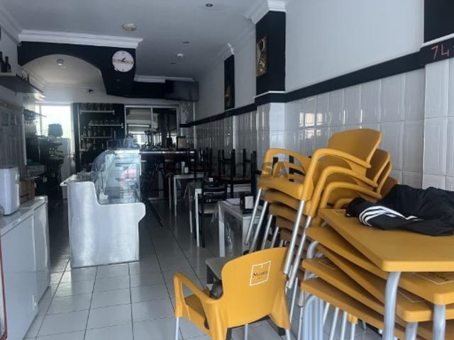 Snack Bar / Cafe junto à Junta de freguesia na Mina de Água, em Amadora