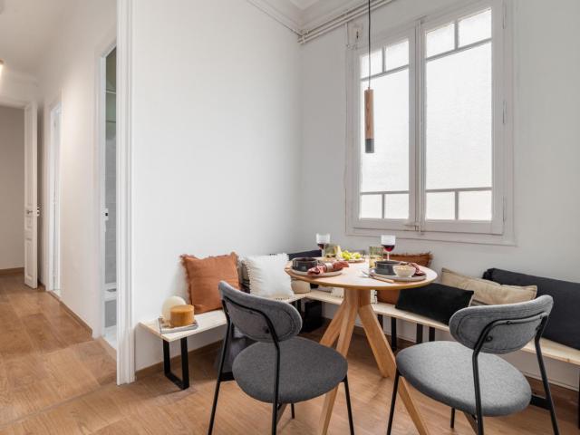 Snug double bedroom near the Rocafort metro