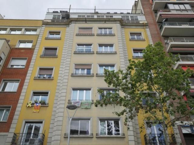 Snug double bedroom in trendy La Nova Esquerra de l'Eixample