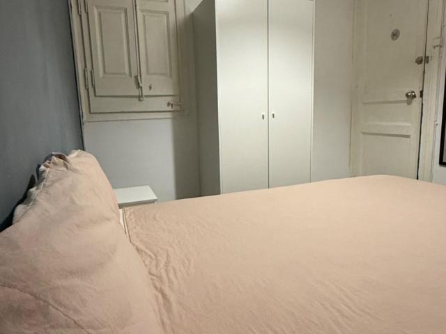 Snug single bedroom in Esquerra de l'Eixample