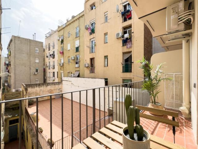Snug 1 bedroom apartment with balcony near Sant Antoni metro station