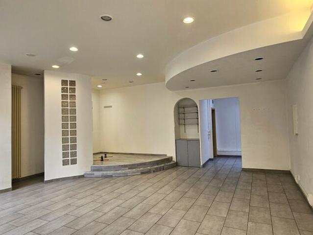 SPAZIO COMMERCIALE CON VETRINA IN CENTRO