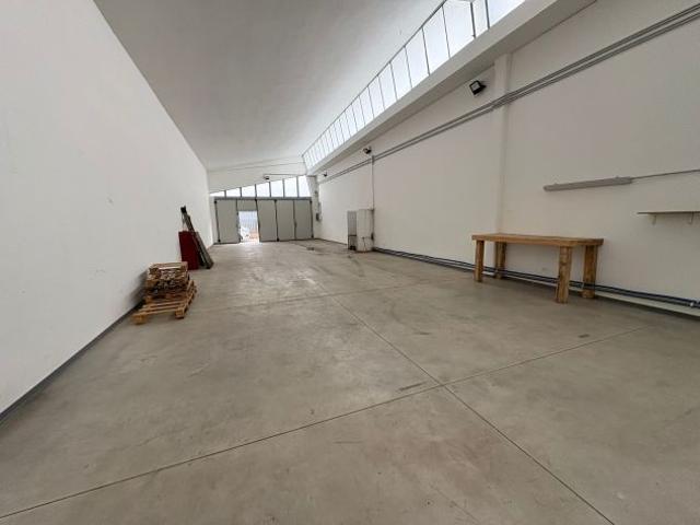 SPAZIO DISPONIBILE PREZZO VIA TARLATI GARAGE POSTO AUTO LOCALE MAGAZZINO RIMESSA