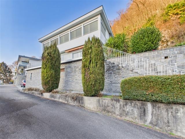 Spaziosa villa 5.5 locali con ampio giardino e vista aperta a Caslano