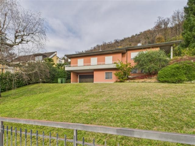 Spaziosa villa 7.5 locali con ampio giardino a Vacallo