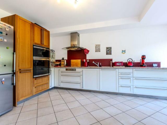 SPAZIOSA VILLA BIFAMILIARE 6.5 CON GIARDINO A CARABBIA