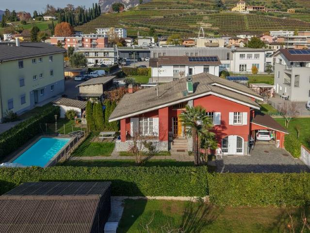 SPAZIOSA VILLA CON PISCINA E AMPIO TERRENO A COLDRERIO