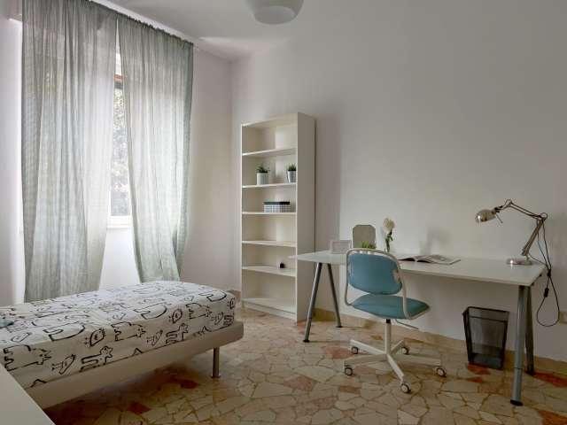 Spaziosa camera in appartamento a Lodi, Milano