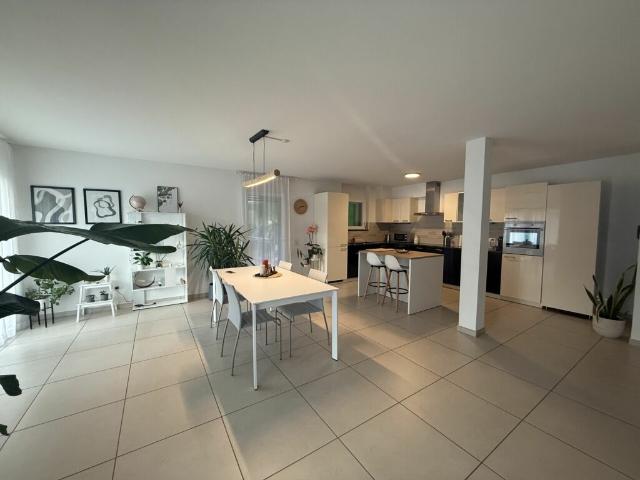 Spaziosa casa bifamiliare con giardino soleggiato Gorduno