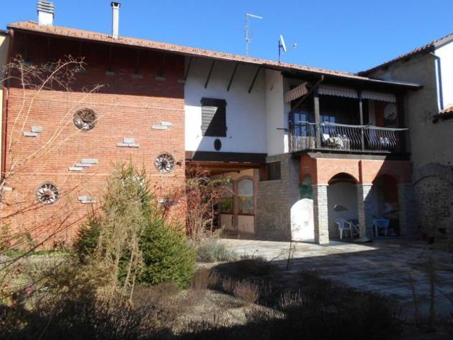 Spaziosa casa con due box auto e magazzino disposta su 2 piani oltre a sottotetto non abitabile. Il Piano terra è composto da una taverna, uno spazi