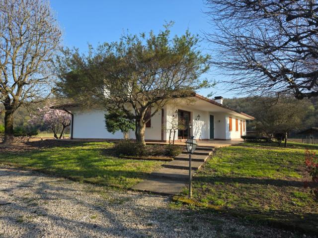SPAZIOSA CASA SINGOLA IMMERSA NEL VERDE