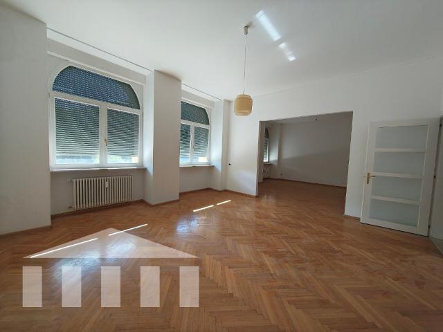 Spazioso appartamento con 7 stanze otlre cucine in zona centrale di Bolzano M W00755 01