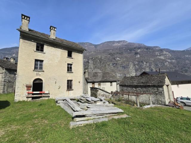 SPAZIOSO E SOLEGGIATO CON AMPIO TERRENO