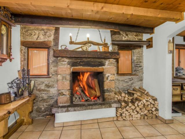 SPAZIOSO RUSTICO RISTRUTTURATO DI 10 LOCALI IN VAL DI BLENIO