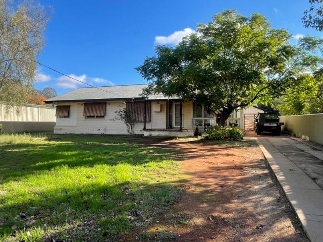 Space, Comfort & Exceptional Shedding on a Huge Block!
