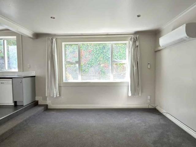 Spacious 4 Bed City Rise Flat – Warm, Easy Living & Harbour Views for 2027