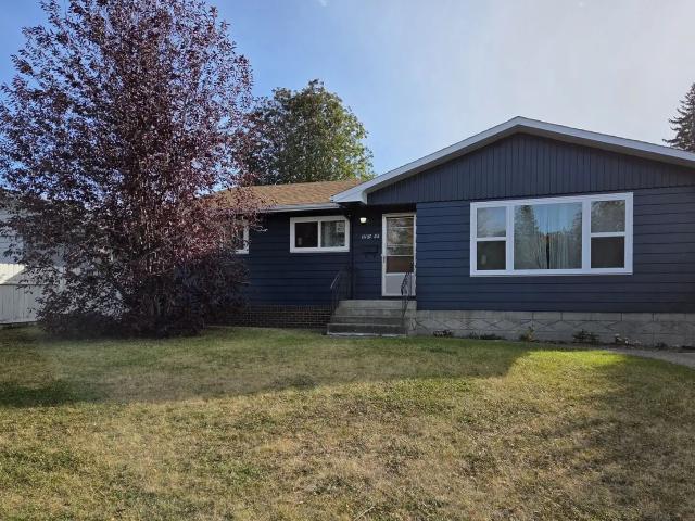 Spacious 4 Bed Main Floor Suite in Lendrum – Steps to LRT! by Southgate
