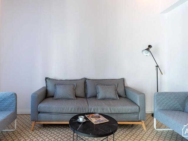 Spacious 4 Bedroom Apartment with Balcony in Eixample