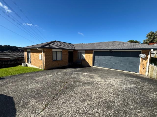 Spacious 4 Bedroom Brick Home with Double internal Garage in Massey $670.00 Per Week