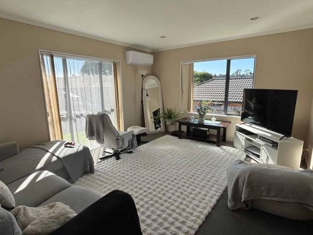 Spacious 4 Bedroom Brick Home with Double internal Garage in Massey $670.00 Per Week