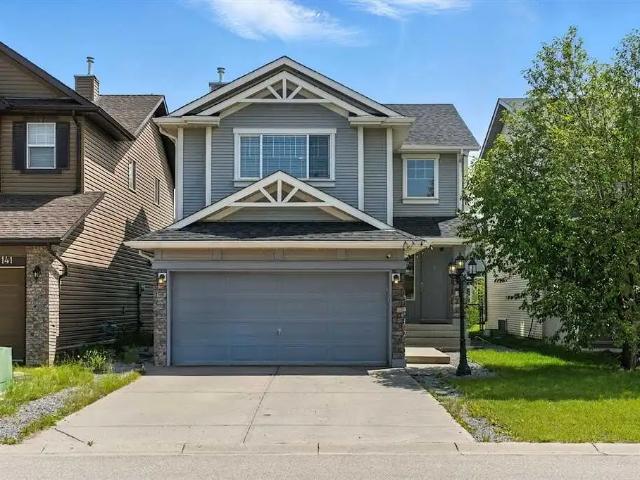 Spacious 4 Bedroom Detached Home in Cougar Ridge
