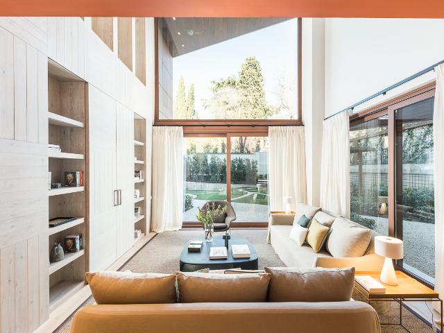 Spacious 4 bedroom duplex with private terrace
