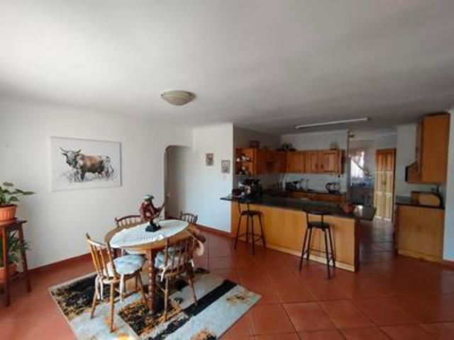 spacious 4 bedroom family home for r.