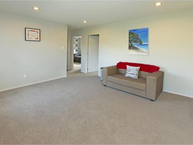 Spacious 4 Bedroom Family Home in Gulf Harbour