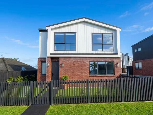 Spacious 4 Bedroom Family Home with Double Garage in Sought After Meadowlands