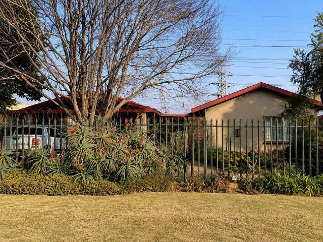 SPACIOUS 4 BEDROOM FAMILY HOME WITH POOL & LAPA IN KWAGGASRAND!