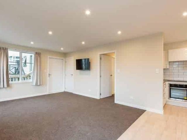 Spacious 4 Bedroom Flat in Newtown