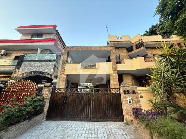 Spacious 4 Bedroom House In The Heart Of I 8