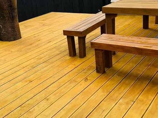 Spacious 4 Bedroom House with 3 Decks