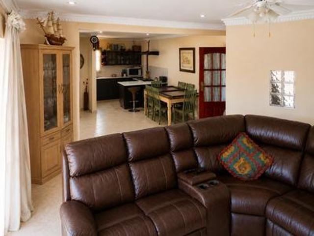 spacious 4 bedroom house with lots o.
