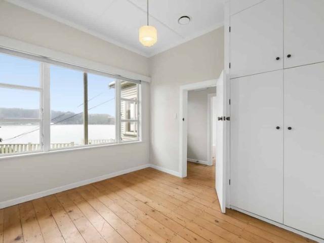 Spacious 4 bedroom Home with Spectacular Harbour Views