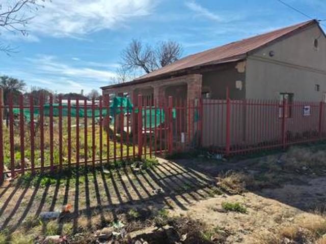 spacious 4 bedroom home in middelbur.