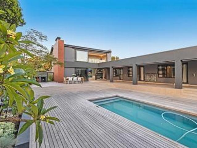 spacious 4 bedroom + large flatlet o.