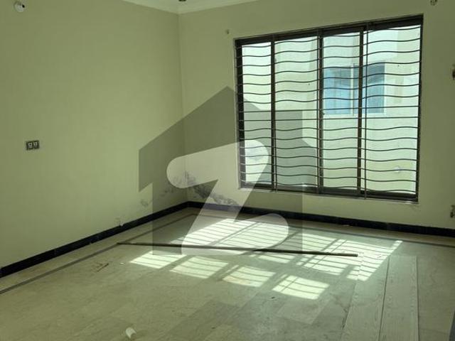 Spacious 4 Bedroom Luxury House with Lawn in Wapda Town